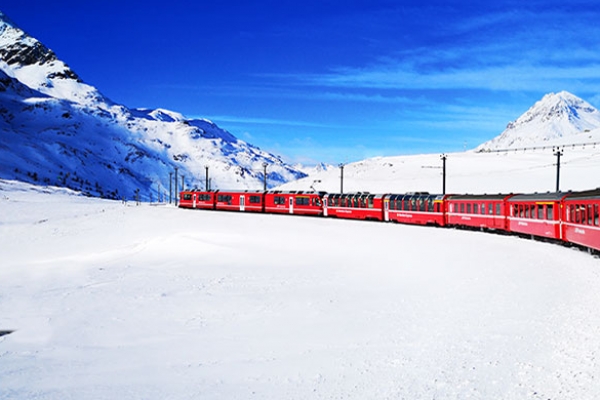 TRENINO ROSSO DEL BERNINA IN PRIMAVERA 